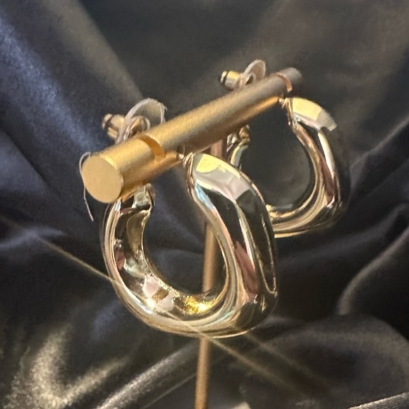 14K Gold Plated Hoop Earrings – Lightweight & Hypoallergenic Nickel & Lead Free - Picture 4 of 9